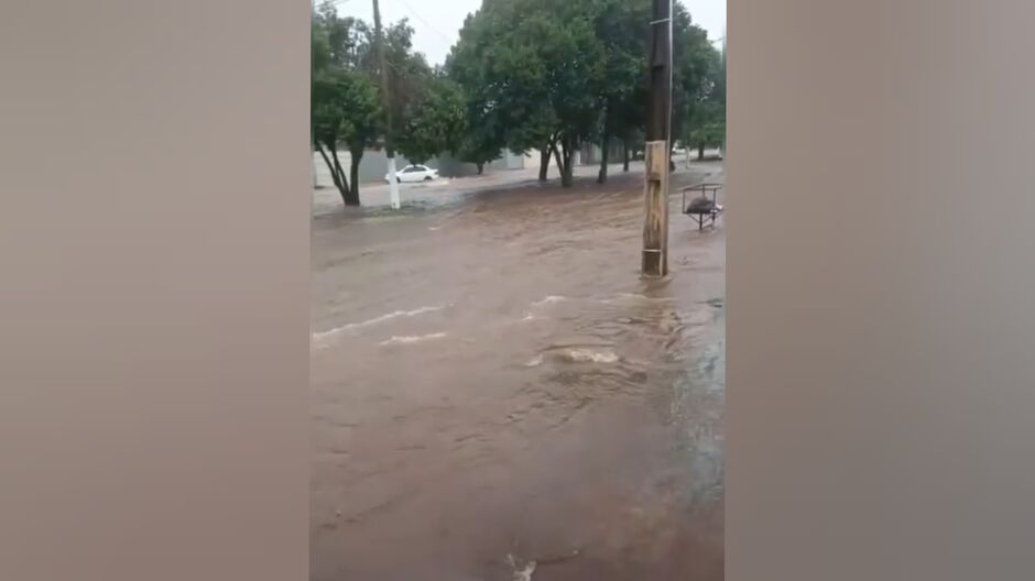 Alagamento transforma rua em rio durante chuva na fronteira entre Brasil e Paraguai 