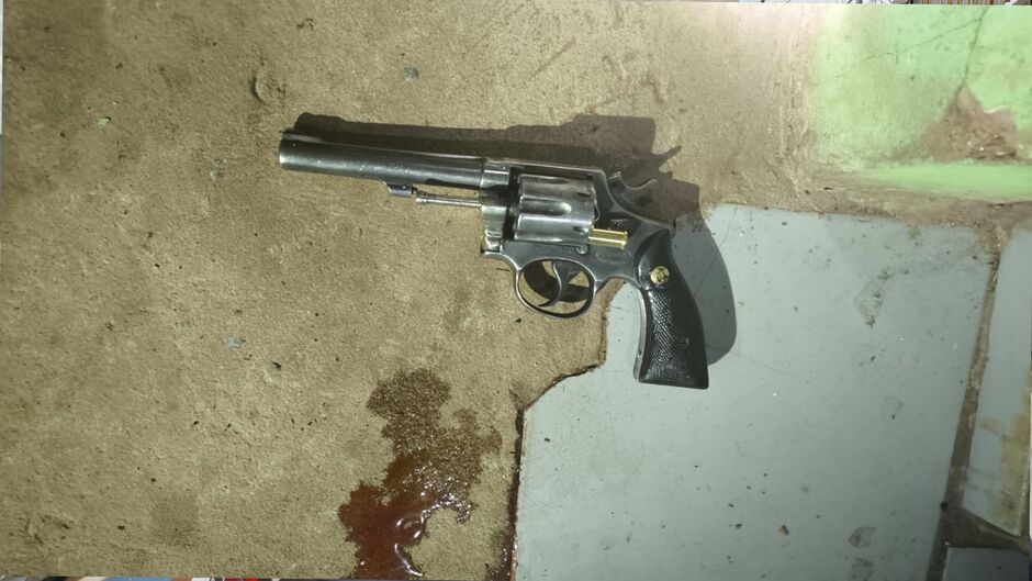 Foi apreendida a arma de fogo utilizada pelo suspeito, um revólver calibre .38