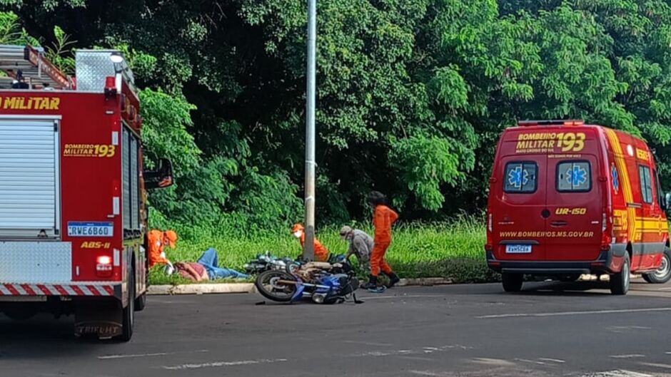 Uma equipe do Corpo de Bombeiros compareceu ao local para realizar o resgate das vítimas