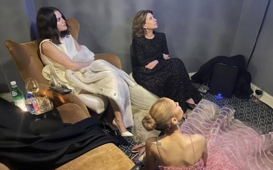 Fernanda Torres, Ariana Grande e Selena Gomes são flagradas juntas em bastidores de festival