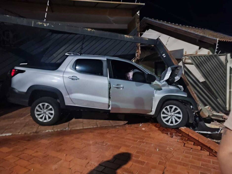 Jovem perde controle, bate picape e destrói fachada de duas casas na Vila Planalto 