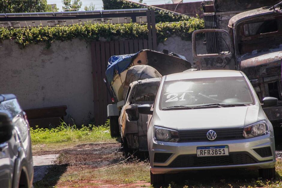 Carro que bateu em muro de casa na Vila Planalto pega fogo e destrói veículos em oficina