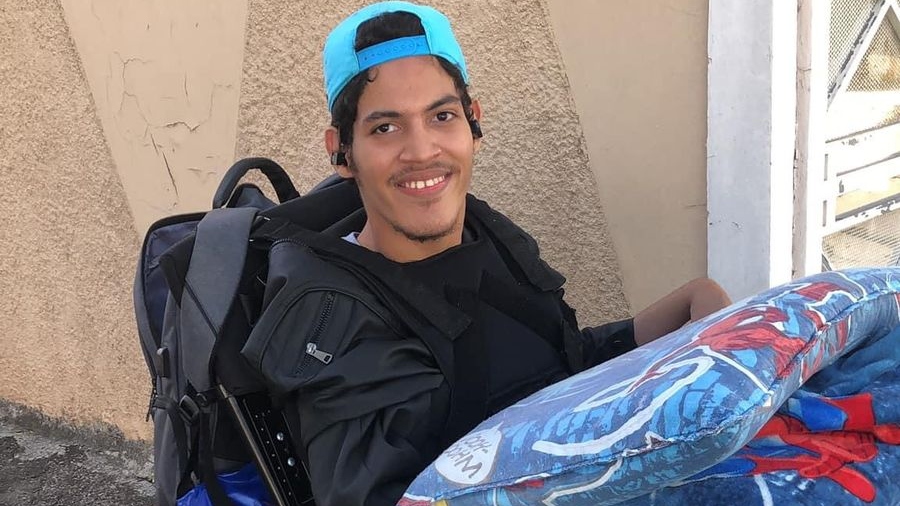 Leonardo tem paralisia cerebral, diagnosticado ainda nos primeiros meses de vida