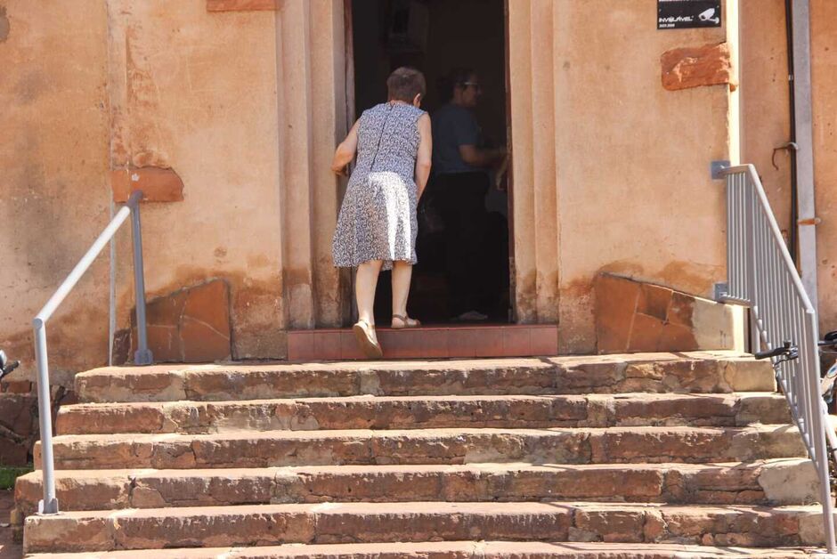Na cena do crime, ainda há manchas de sangue na escadaria da igreja