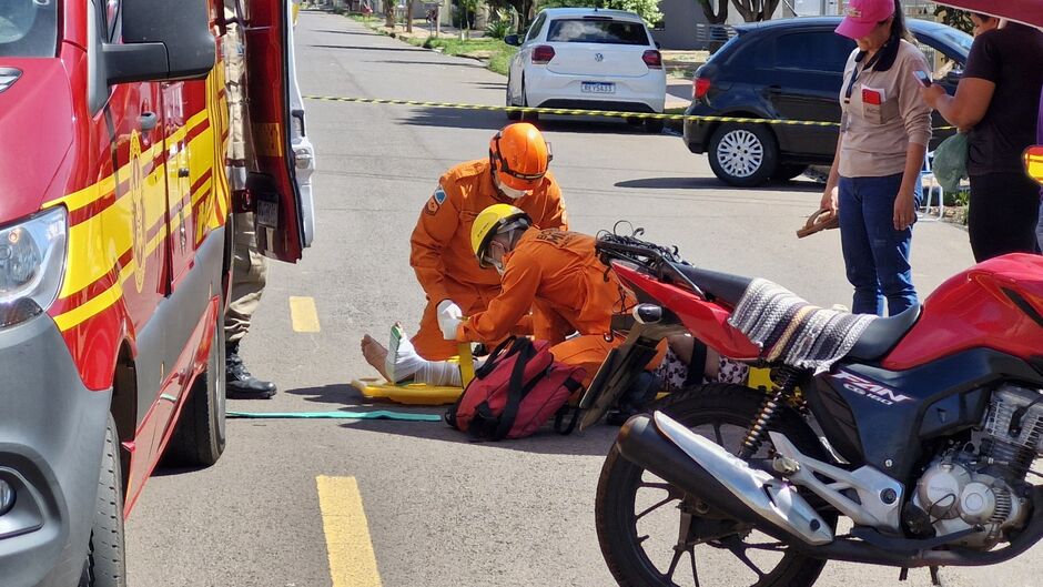 Casal em motocicleta fica ferido ao ser atingido por barra de ferro na Avenida Aeroporto
