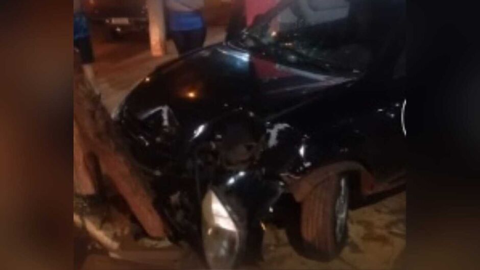 Veículo bateu em poste após passar mal