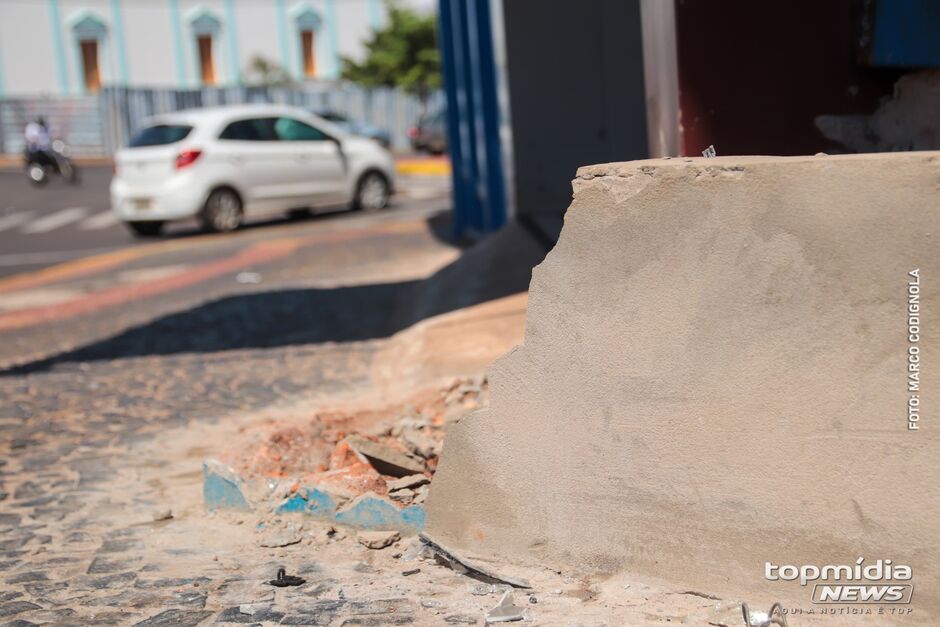 Acidente aconteceu na madrugada deste sábado