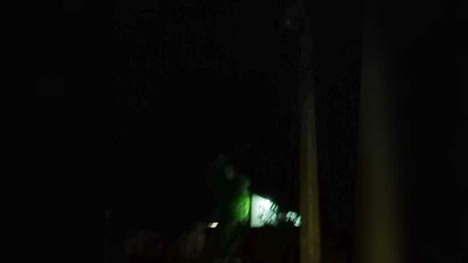 Moradora registrou escuridão que população enfrente todas as noites