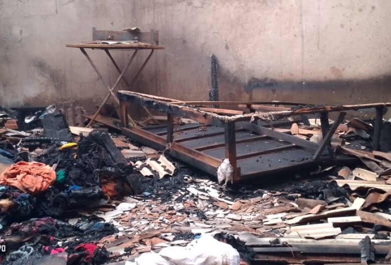 O incêndio destruiu por completo o imóvel e todos os pertences da família