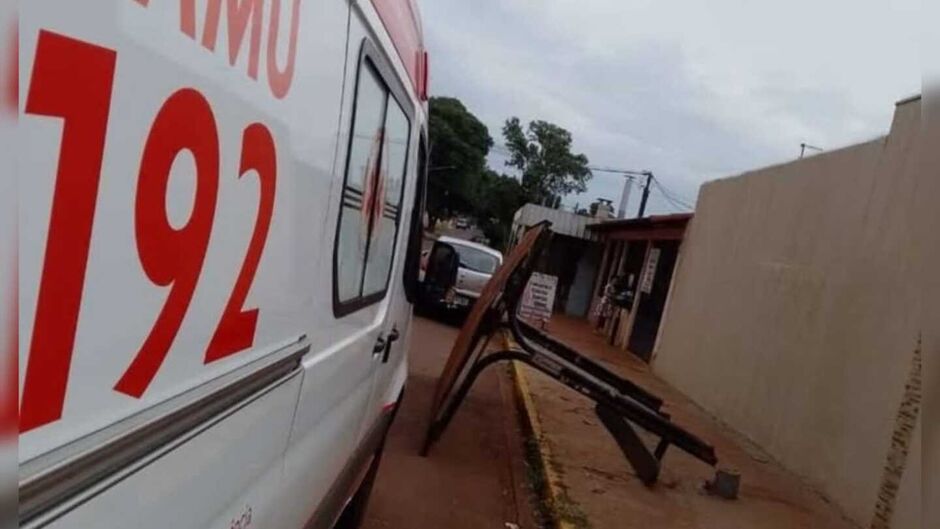 Ponto de ônibus após cair em cima de idosa