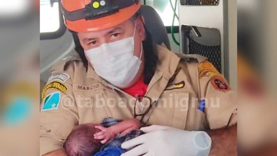 Bombeiro com o bebê no colo