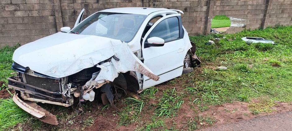 Veículo Gol ficou destruído