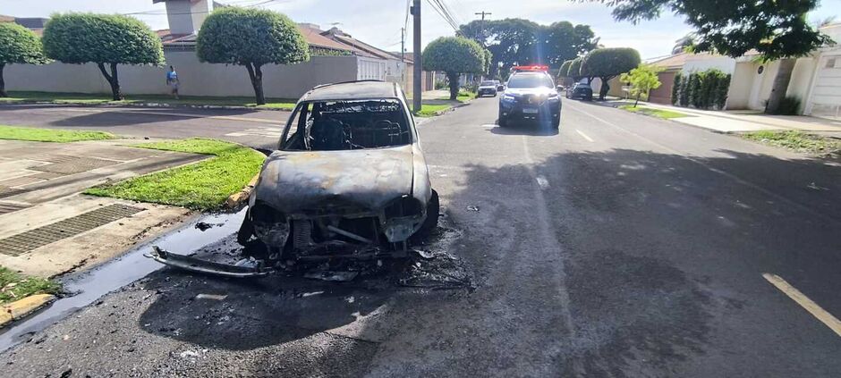 Carro foi totalmente destruído