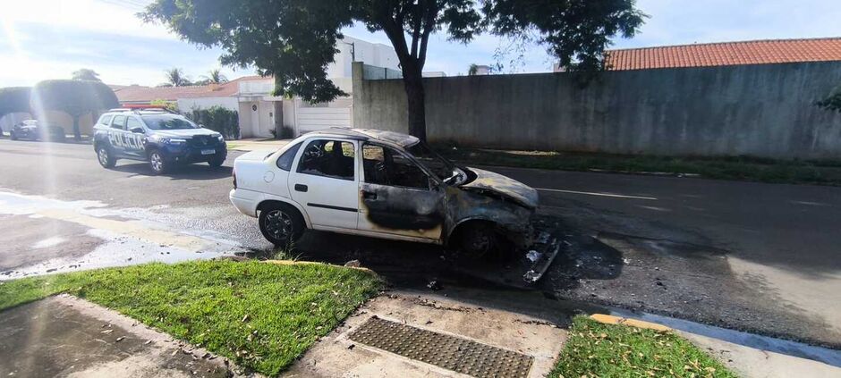 Carro foi totalmente destruído