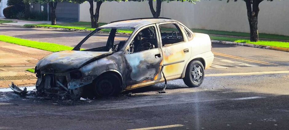 Carro foi totalmente destruído