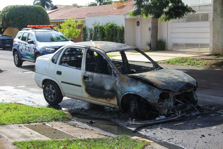 Carro foi totalmente destruído