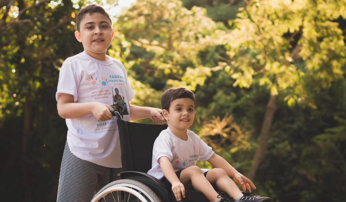 Guilherme, de 14 anos, e Gael, de 4, lutam contra a Distrofia Muscular de Duchenne