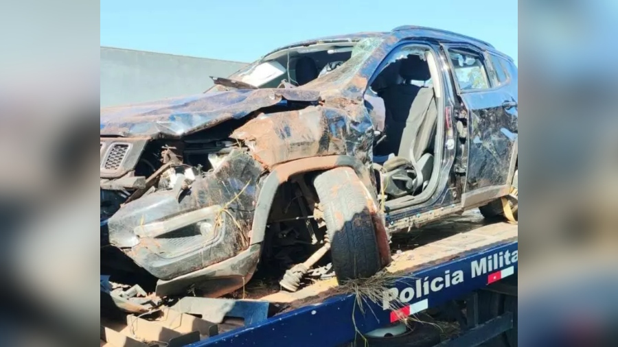 Carro ficou completamente destruído