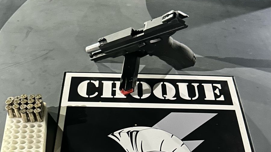 A arma, as munições e o veículo foram apreendidos para investigação