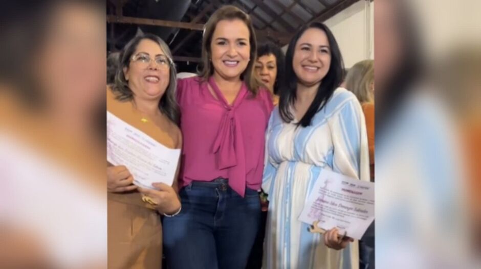 Adriane abraçou e homenageou líderes comunitárias 