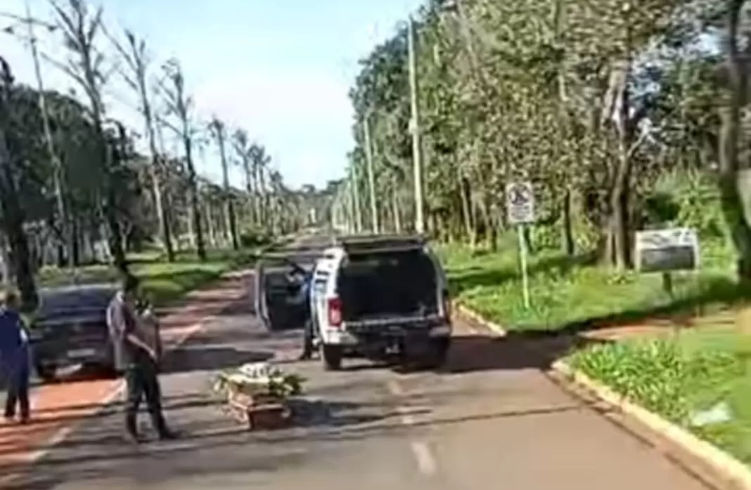 Apesar do acidente, o caixão não parece ter sofrido danos