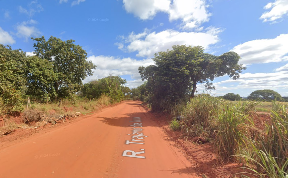 Caminhonete foi abandonada na Rua Trajano dos Santos