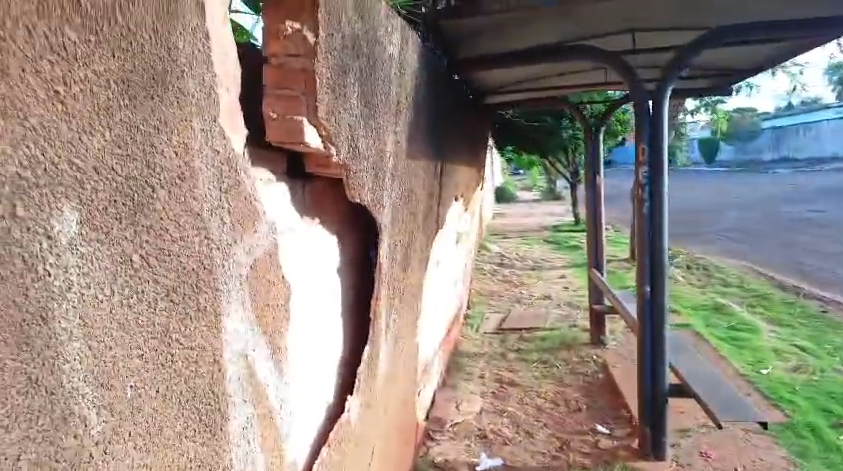 O muro está encostado no ponto