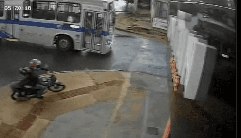 Para evitar uma batida mais grave, o motociclista desviou para a calçada