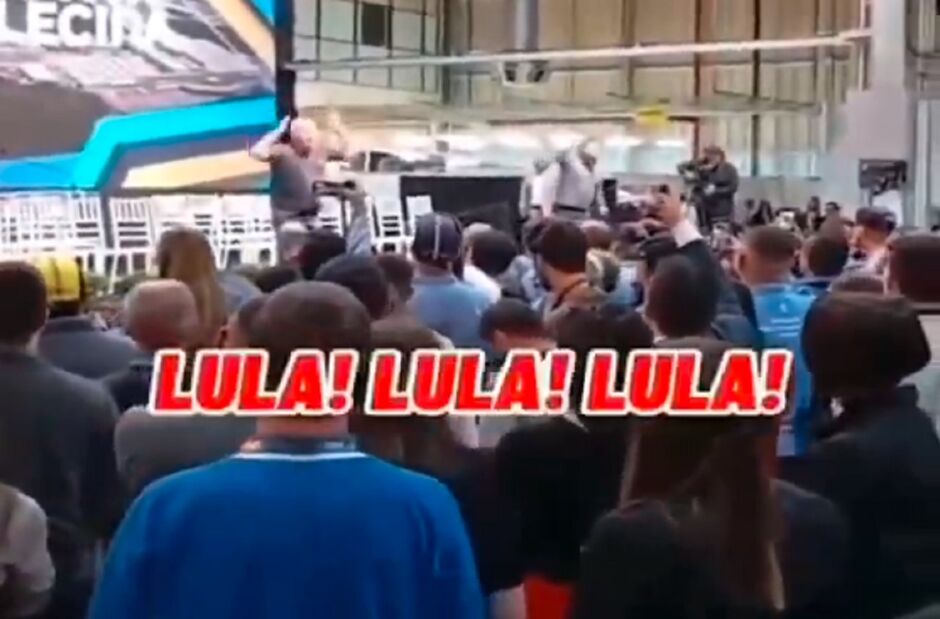 Animador de plateia ensaia recepção a Lula 