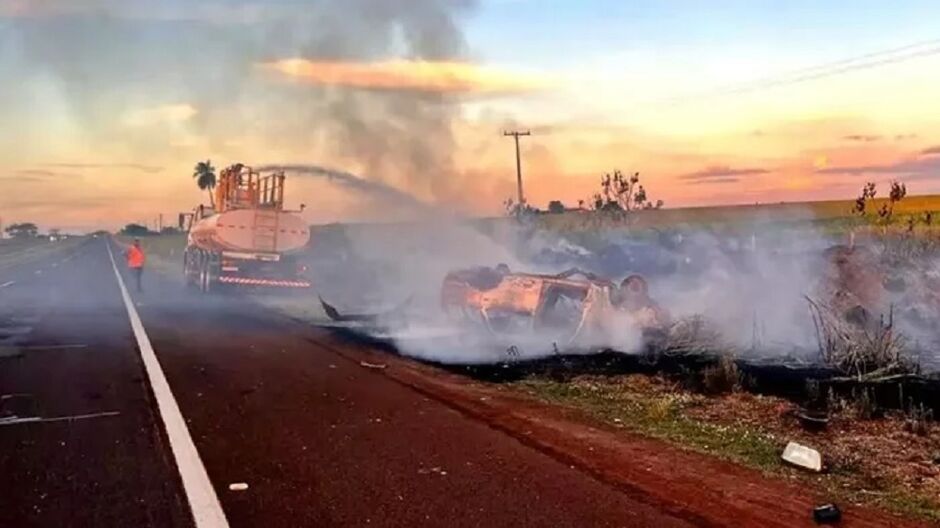 Veiculo pegou fogo após capotar