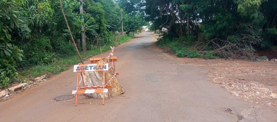 A sinalização é uma resposta da prefeitura após um carro ter ficado preso no buraco nesta sexta-feira (21)