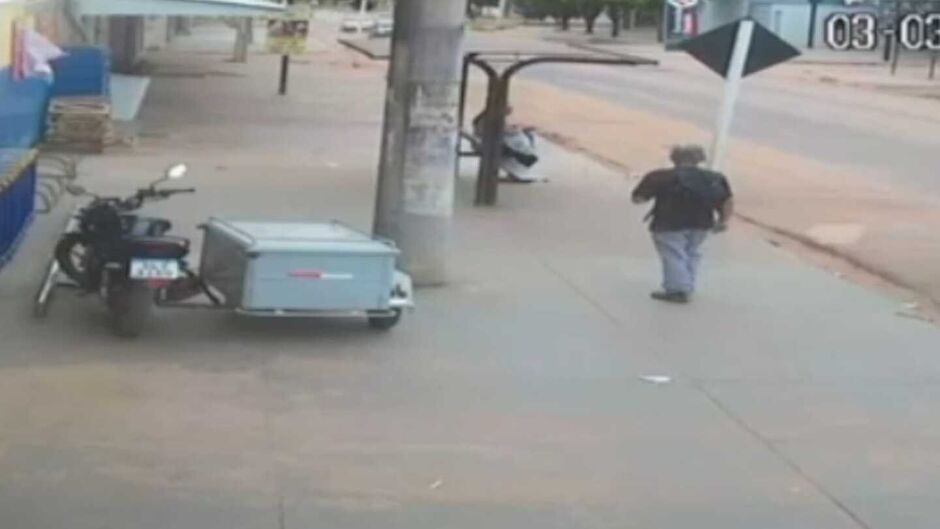 Suspeito seguiu a jovem até em um ponto de ônibus 