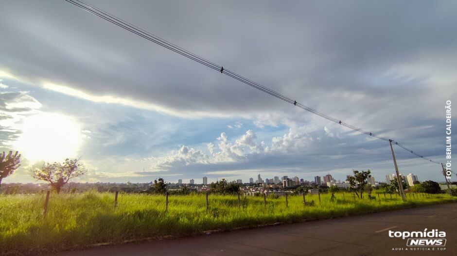 Devido ao aquecimento diurno podem ocorrer pancadas de chuvas isoladas