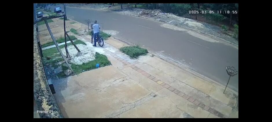 Homem levou poucos segundo para cometer o furto