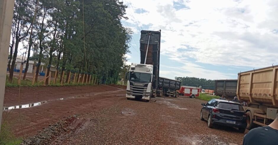 O acidente aconteceu na manhã deste domingo (16)