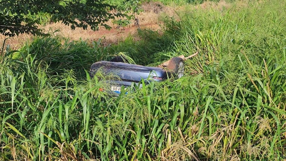 Carro foi parar nas margens da rodovia