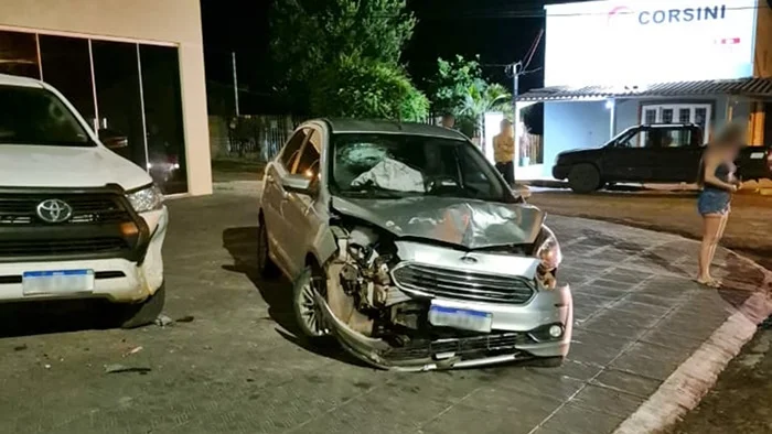 Caminhonete estava estacionada em frente a uma casa
