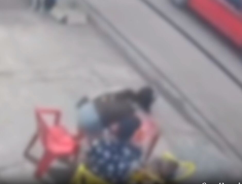 Mulher espanca criança em bar lotado