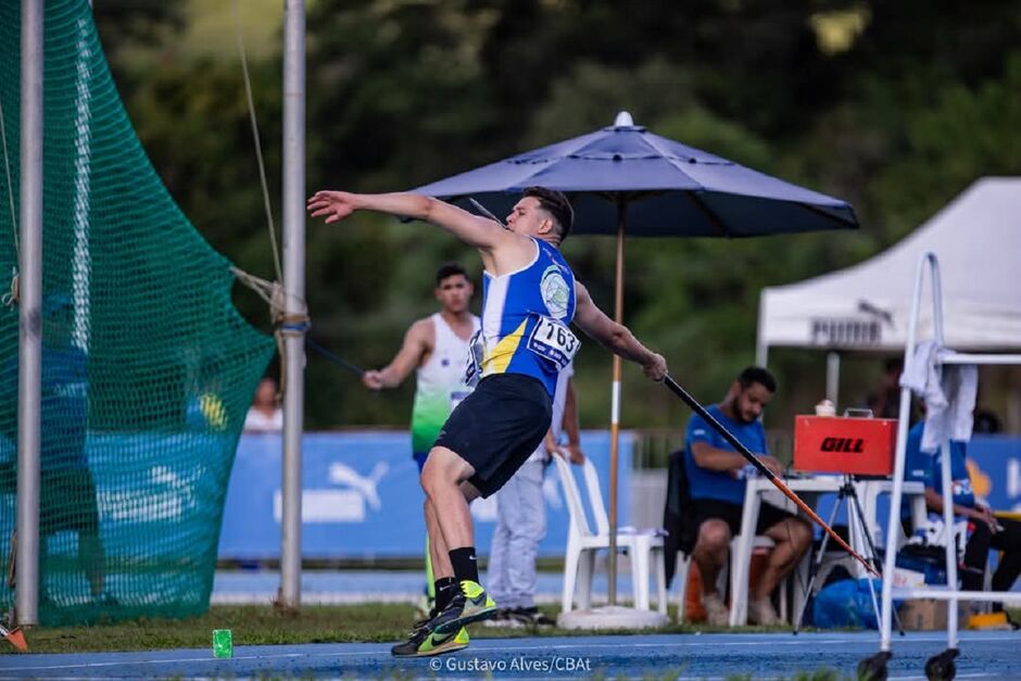 Mauro tem 22 anos e é destaque no dardo brasileiro 