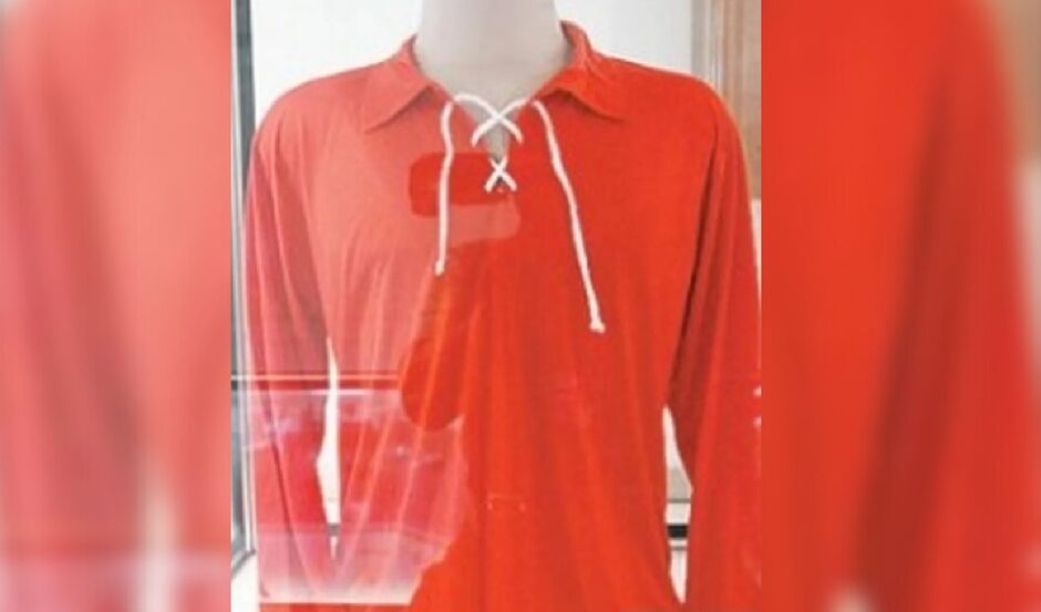 Camisa vemelha usada pela Seleção Brasileira em 1917