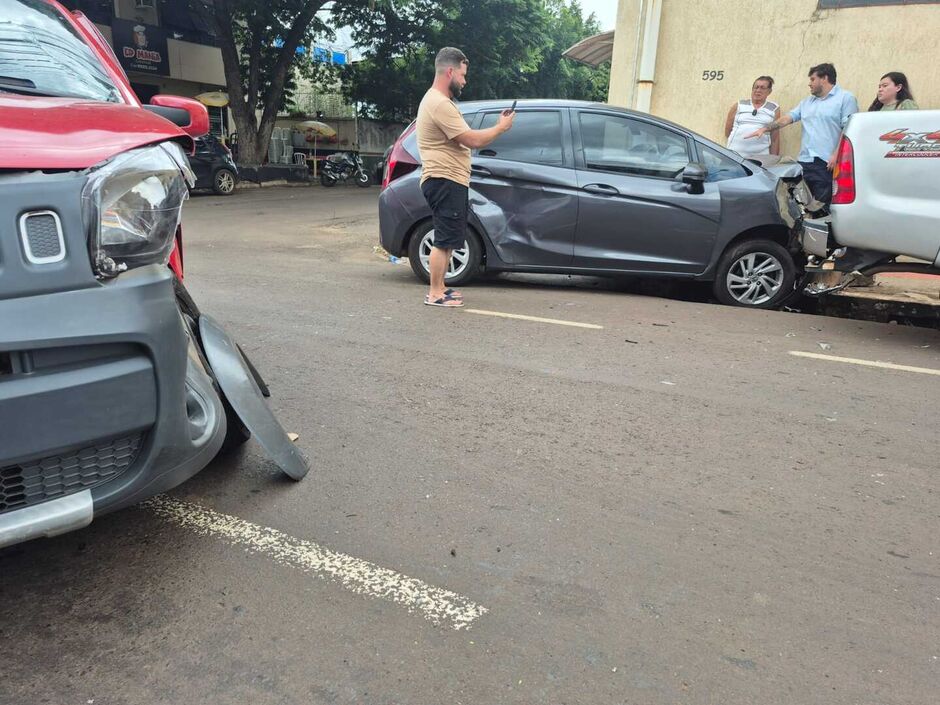 Acidente deixou vários veículos danificados