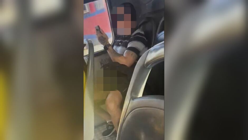 Indivíduo se masturbou no ônibus