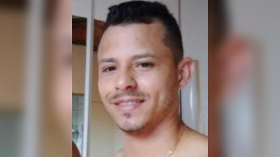 Carlos está preso desde quando se entregou pelo crime