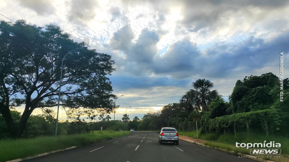 Há maior probabilidade para chuvas e tempestades acompanhadas de raios e rajadas de vento