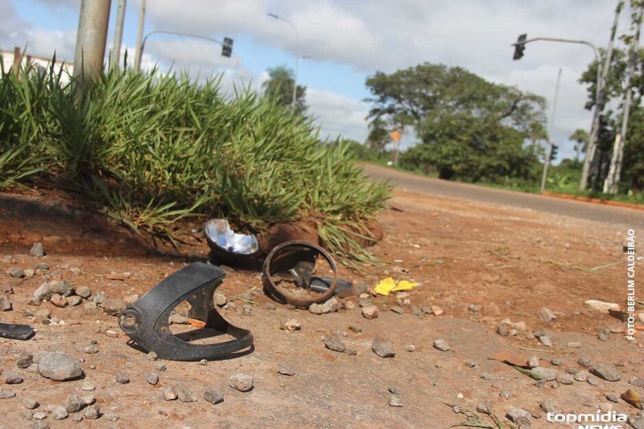 O motociclista Jeferson Correia Soares, de 40 anos morreu ao perder o controle do veículo e bater em um poste