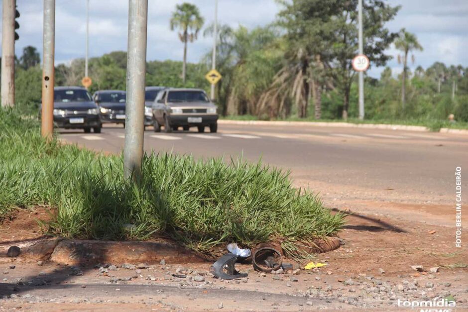 O motociclista Jeferson Correia Soares, de 40 anos morreu ao perder o controle do veículo e bater em um poste