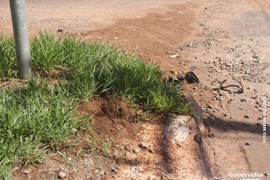 O motociclista Jeferson Correia Soares, de 40 anos morreu ao perder o controle do veículo e bater em um poste