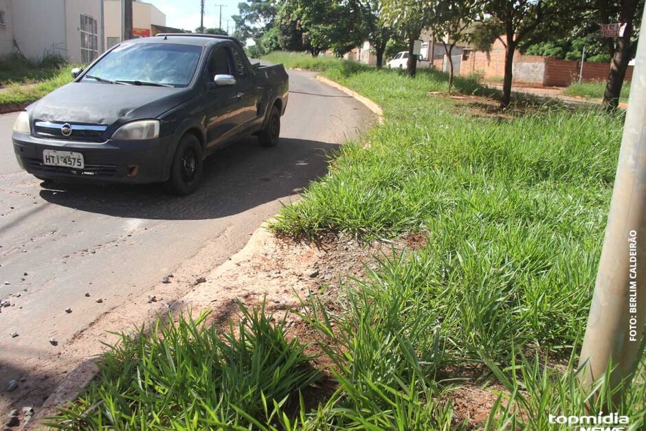 O motociclista Jeferson Correia Soares, de 40 anos morreu ao perder o controle do veículo e bater em um poste