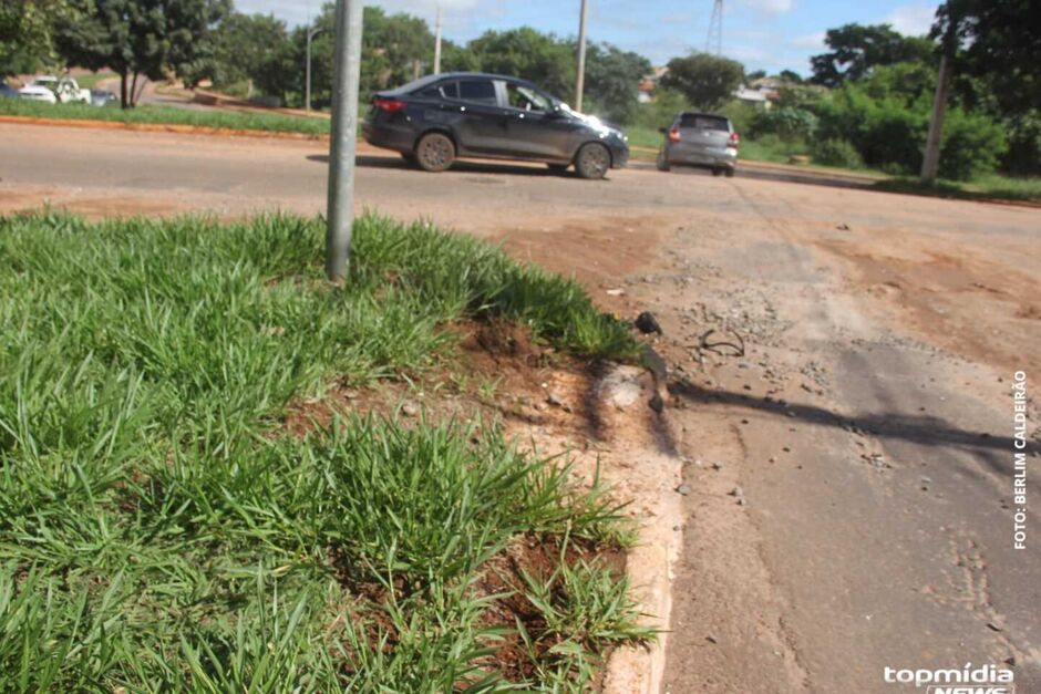 O motociclista Jeferson Correia Soares, de 40 anos morreu ao perder o controle do veículo e bater em um poste
