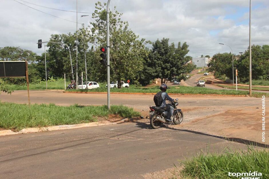 O motociclista Jeferson Correia Soares, de 40 anos morreu ao perder o controle do veículo e bater em um poste